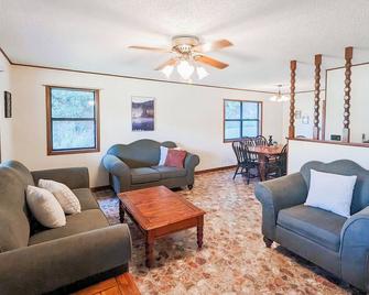Elk View Cabin in Boxley Valley - 5 min to the Buffalo River! - Ponca - Living room