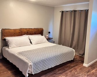 Quiet Studio Cabin- with farm and mountain vistas between Lovell & Cowley WY, - Lovell