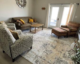 Newly built guesthouse with all the character of a peaceful country cottage! - Emporia - Obývací pokoj