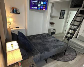 Raven's Nest Studio Suite - Nome - Bedroom