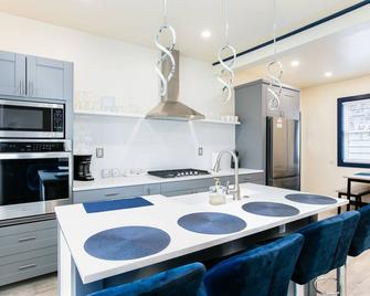 Walk to ND, Hot Tub, Lux Kitchen, Pet Friendly - South Bend - Kitchen
