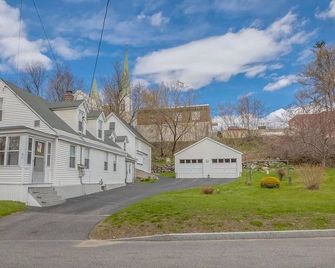 Cute 6-Bedroom Getaway in the heart of Littleton - Littleton - Gebäude