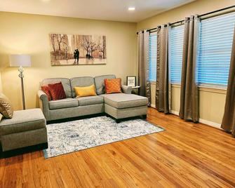 3BR House w/huge yard/dogs- Heights, UH, Med, NRG - Houston - Living room