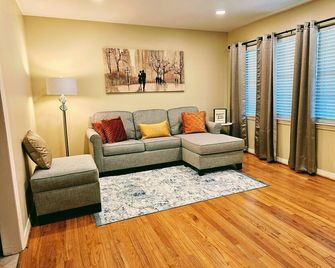 3br Family Home, Great Neighborhood, Prime Location, Pet Friendly & Huge Yard - Houston - Living room