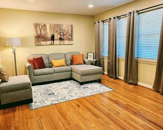 3br Family Home, Great Neighborhood, Prime Location, Pet Friendly & Huge Yard - هيوستن - غرفة معيشة
