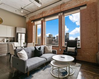 Luxury Downtown Dallas Stay By Amyfineho - Dallas - Living room