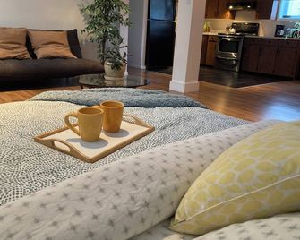 Quiet and bright studio,near wine roads,zoo,waterslides,golf,spas& breweries ! - Cowansville - Living room