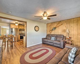 Cozy Cottage with Game Room about 17 Mi to Dtwn SLC! - South Jordan - Living room