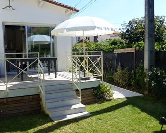 Charming house in Centre St Georges, 100m from the beach / shops and close to Royan. - Saint-Georges-de-Didonne - Patio