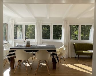 Free days at the lake with your own garden and large terrace - Sundern - Essbereich