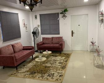 1 Bed House - Sleeps 2 - Pool - Parking - Wifi - Georgetown - Living room