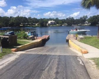 Super Clean and Super Comfortable with boat ramp under half mile down the road. - Crystal River - Outdoors view