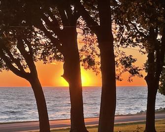 Lakefront place for you - Kelleys Island - Outdoors view
