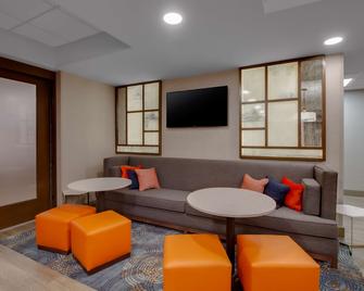 Hampton Inn Birmingham-Colonnade 280 - Birmingham - Living room