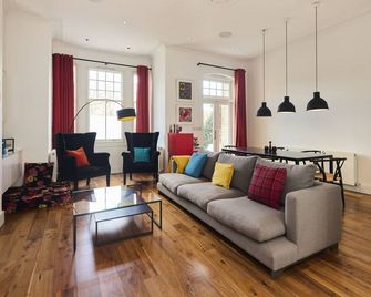 The Clapham Crib - Spacious 4bdr House With Patio - London - Living room