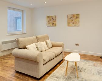 Charles Hope Apartments Swindon - Swindon - Living room