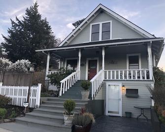 R&R Guesthouse - The Dalles - Building