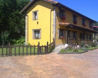 House near the Cueva del Soplao, the beach and San Sebastian de Garabandal. - Puentenansa - Edificio