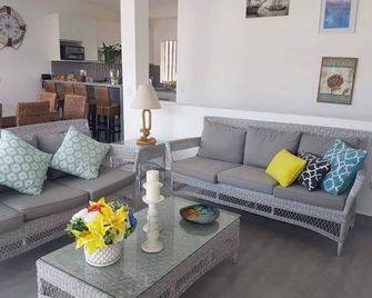 Oceanfront duplex in Zorritos with A/C, terrace, 4BR, next to Casa Andina. - Zorritos - Olohuone