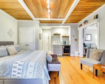 Historic Bemus Point Studio with Porch Walk to Lake - Bemus Point - Bedroom