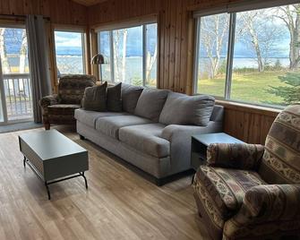 Brimley Cabin on Waiska Bay with Lake Superior Views! - Brimley - Sala de estar