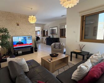 Alkinoou Residence, cosy and immaculate - Germasogeia - Sala de estar