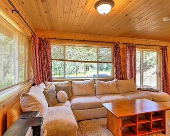 Romantic Riverfront Cottage - 1 Mile to Winthrop! - Winthrop - Living room