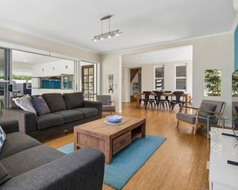 Ocean Blue - 5 Bedroom Pet-Friendly Beachside Home - Kingscliff