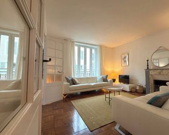 le Domaine d'Okoumé - Four Bedroom Villa, Sleeps 8 - Ury - Huiskamer