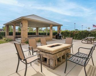 إيفرسبرينج إن - بسمارك - شرفة مرصوفة