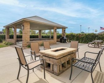 Everspring Inn - Bismarck - Patio
