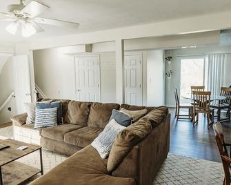 Bluegrass Beauty--5 bedroom 3 bath home: Creation Museum, ARK and CVG Airport - Burlington - Living room