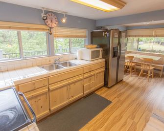 Near Yosemite Bass Lake Cabin with Hot Tub, Lake View, Pet Friendly - Bass Lake - Kitchen