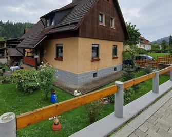 Ferienwohnung Sonja mit Garten und Freisitz - Steinwiesen - Edificio