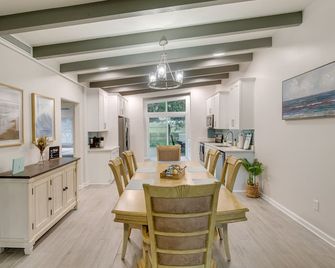 Bright Jekyll Island Home w/ Deck 1 Mi to Beach - Jekyll Island - Dining room