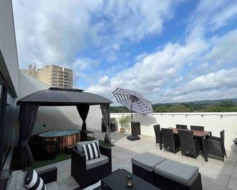 Posh Couple's Suite-Private Patio w/jacuzzi - East Orange - Balcony