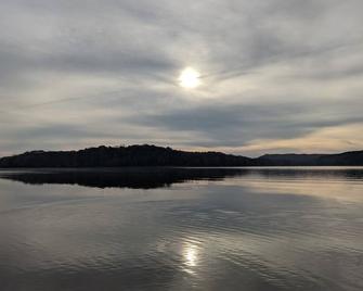 Quaint Cottage In Birdsong Creek/Ky Lake/Tn River Area/Tva/Long-Term Rental - Camden - Outdoors view
