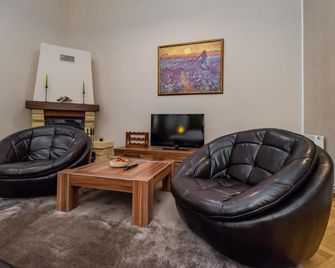 Select City Center Apartments - Braşov - Living room