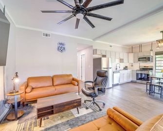 7 Mi to Dtwn Tulsa: Dog-friendly Home w/ Yard - Tulsa - Living room