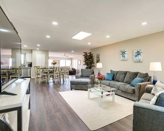 Golfer's Oasis! 55+ Sun City West Retreat w/ Pool - Sun City West - Sala de estar