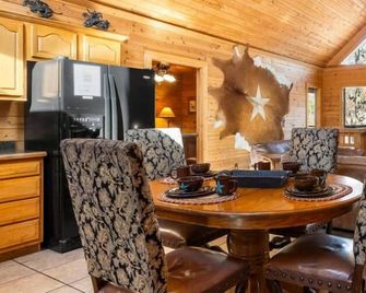Luxury Log Cabin Over 2400 Sq Ft-Gametable-Free Tickets-Hot Tub-Carcharger - Ridgedale - Dining room