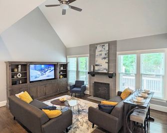 Spacious 5 Bedroom, Hot Tub, Arcade Room, Ev Charger, Handicap & Quiet Culdesac! - Raleigh - Sala de estar