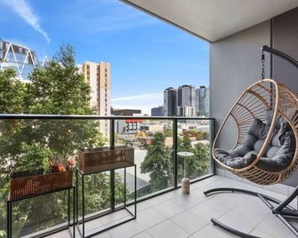 Cosy 2-Bed with Pool Bbq Area and Secure Parking - Brisbane - Balcony