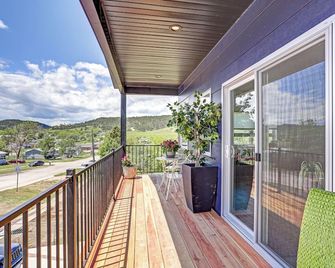 Inspiring Modern Home W/ Space, Close to interstate, restaurants, and shopping. - Rapid City - Balcony