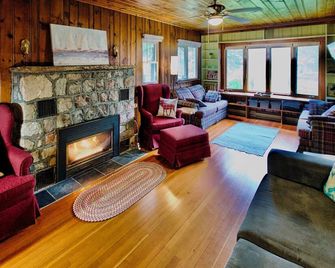 Glass Tile Cottage: Classic Bayfield Cottage Across The Road From The Lake! - Bayfield - Living room