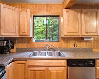 The Mackinaw House on Lake Huron - Mackinaw City - Kitchen