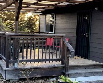 Private Garden Home near beach&downtown Ft.Bragg-quiet & nice! - Fort Bragg - Patio