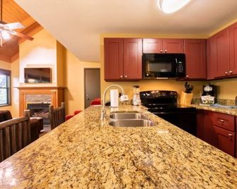 Christmas Mountain Village - 2 Bedroom 2 Bath Townhome - Wisconsin Dells - Kitchen