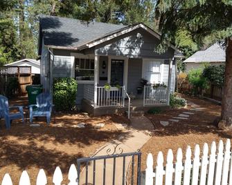 No Cleaning Fee! Whole House and Yard! Short Walk to Downtown and Fairgrounds! - Grass Valley - Patio