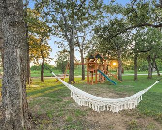 Spacious Wooden Suite #6 By The Lake at Texoma Shores Resort - Madill - Patio
